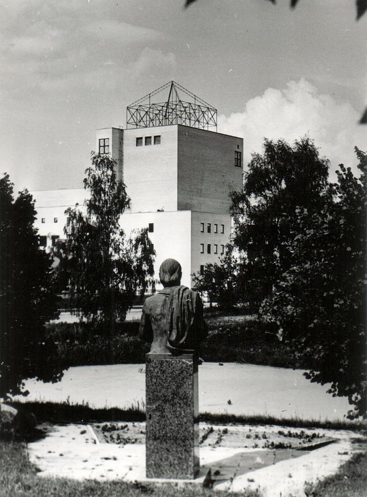 Põlva Culture Centre, J. Hurda monument