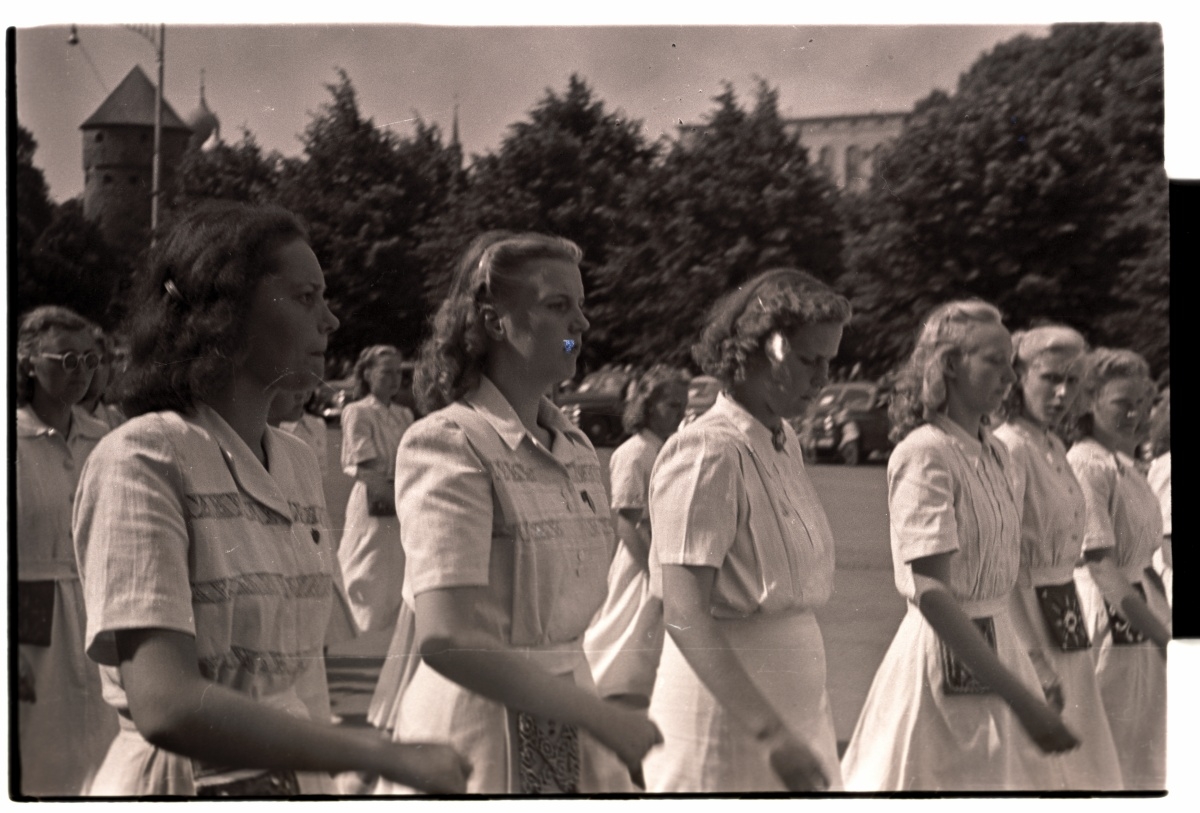 The 1950s Song Festival, the pupils' choir in the train walk.