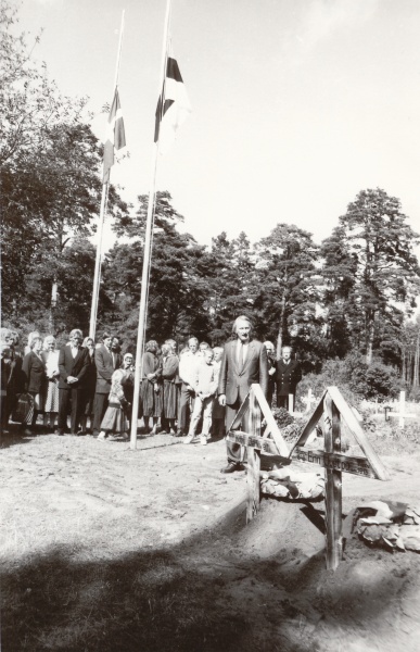 Relocation of Enn Uuetoa and Karl Jerkwelt's remains in Kihnu graveyard