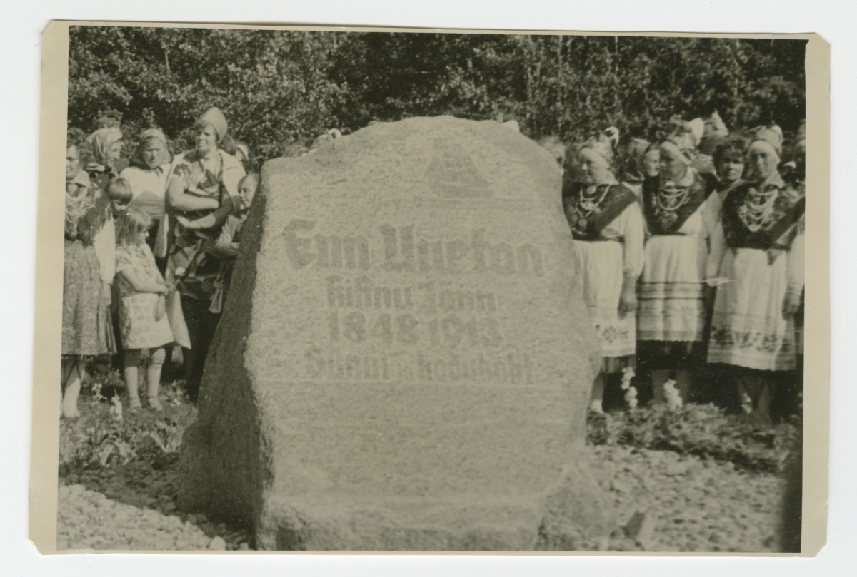 Opening Kihnu Jõnni Memory Stone on 13 July 1974. Kihnus in Sweden.