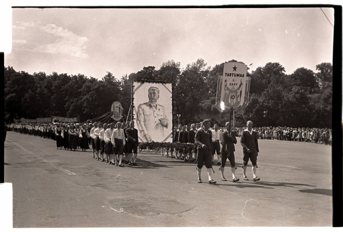 The beginning of the 1950s song festival, the Tartumaa colony began on a train walk.