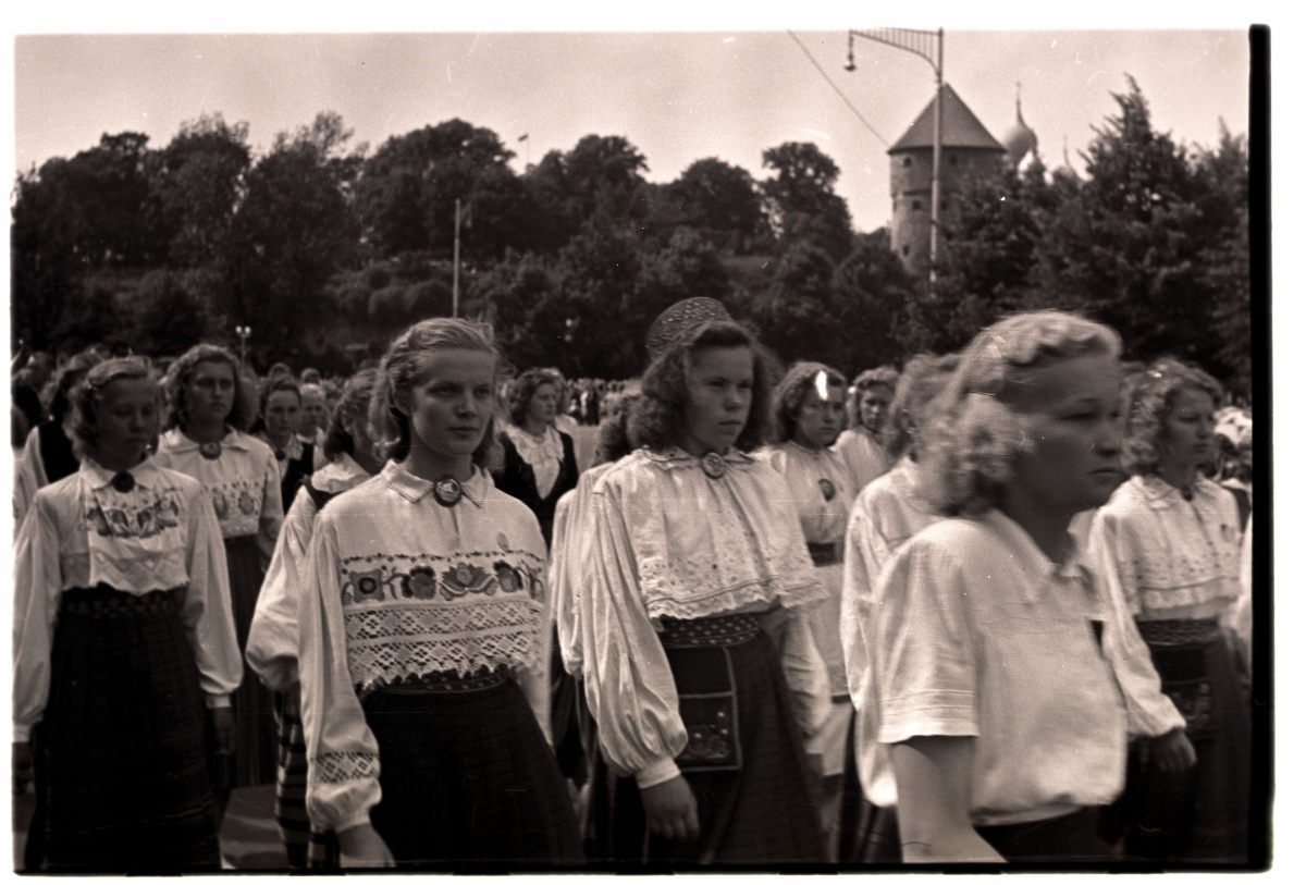 The 1950s Song Festival, the pupils' choir in the train walk.