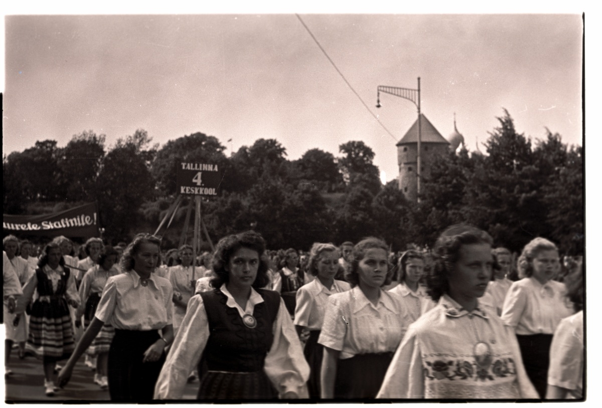 1950 Song Festival, Tallinn 4th high school choir in train walk.