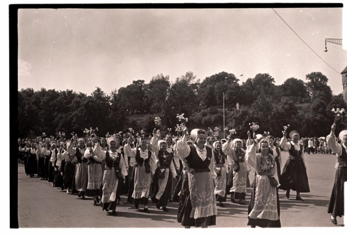 In the 1950s song festival, the women's choir "Ilo" in the cultural building called J. Tomp.