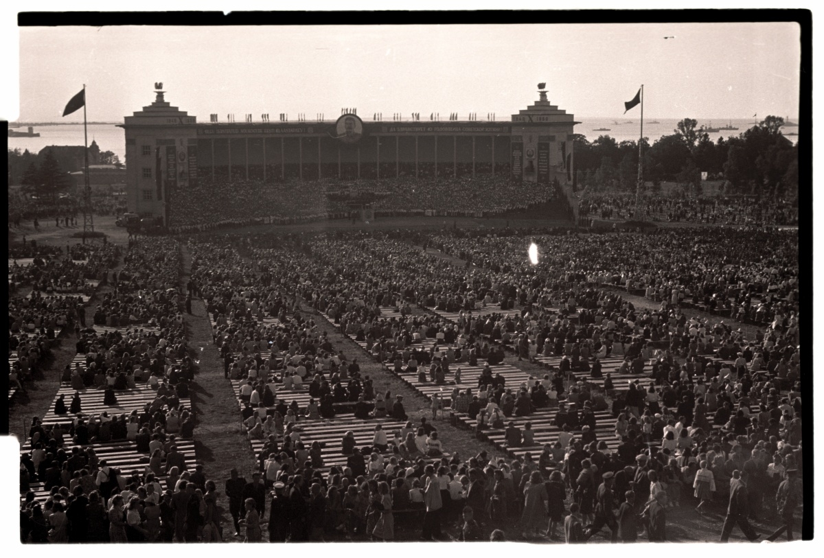 1950's general song event, view of the song field, background song.