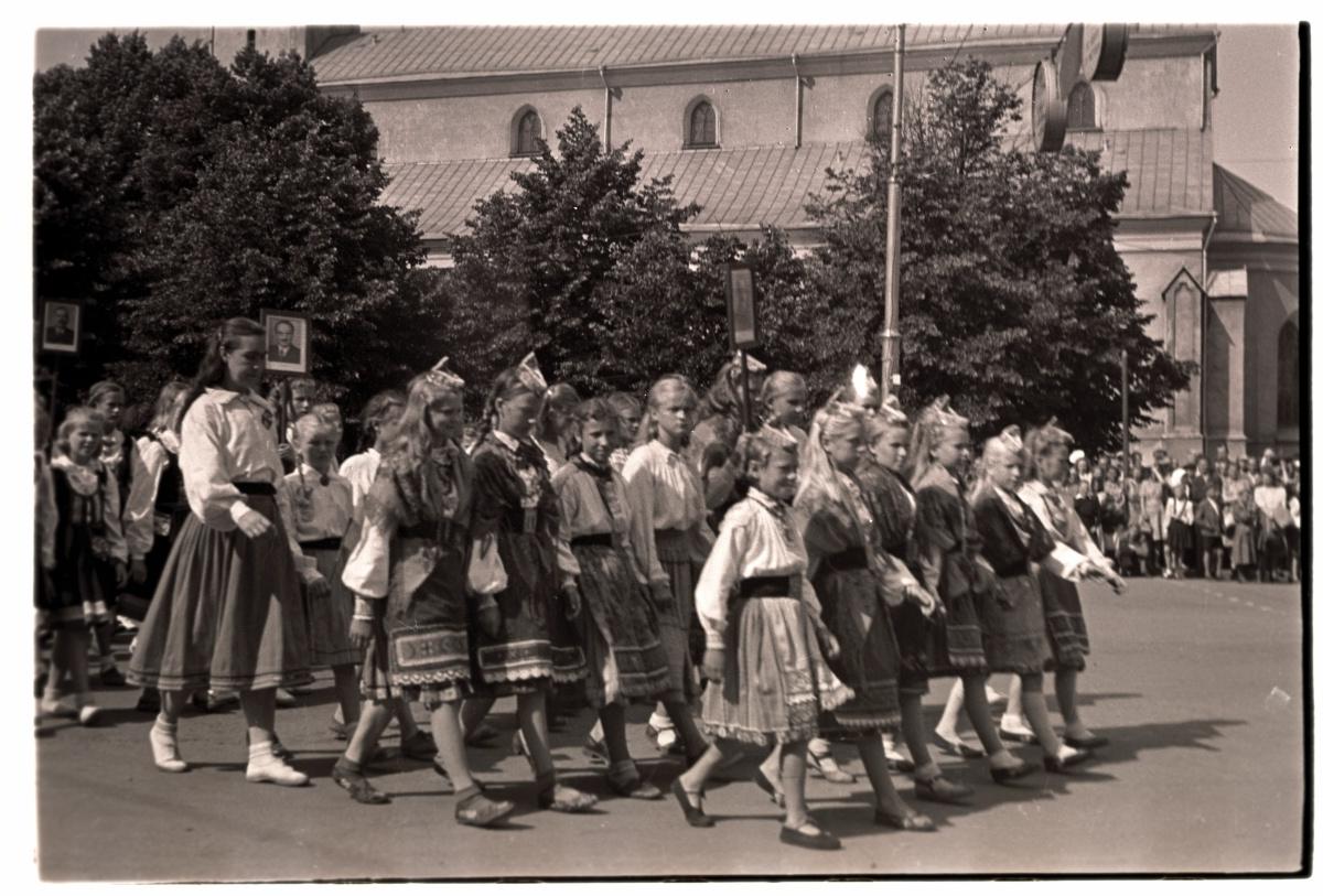 The 1950s Song Festival, Muhu was clothes for children's choir on the train.