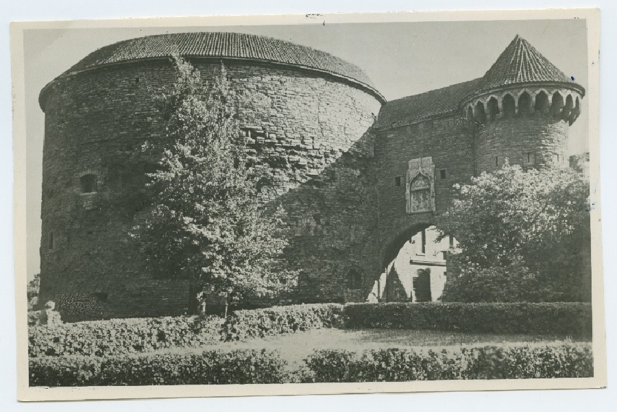 Tallinn, view of the Great Beach Gate and Paks Margareeta.