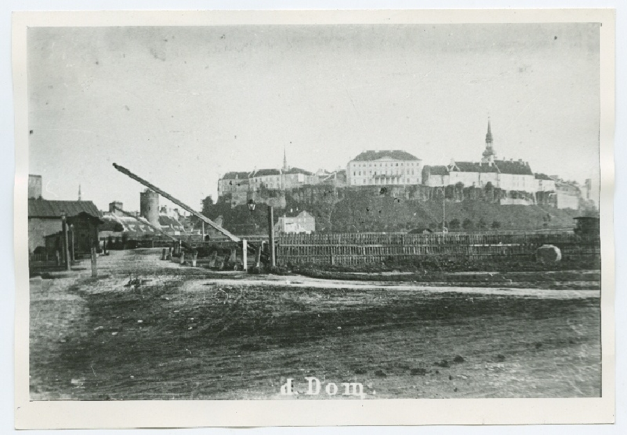 Tallinn, view of Toompea from the west, the railway crossing point in the forefront.