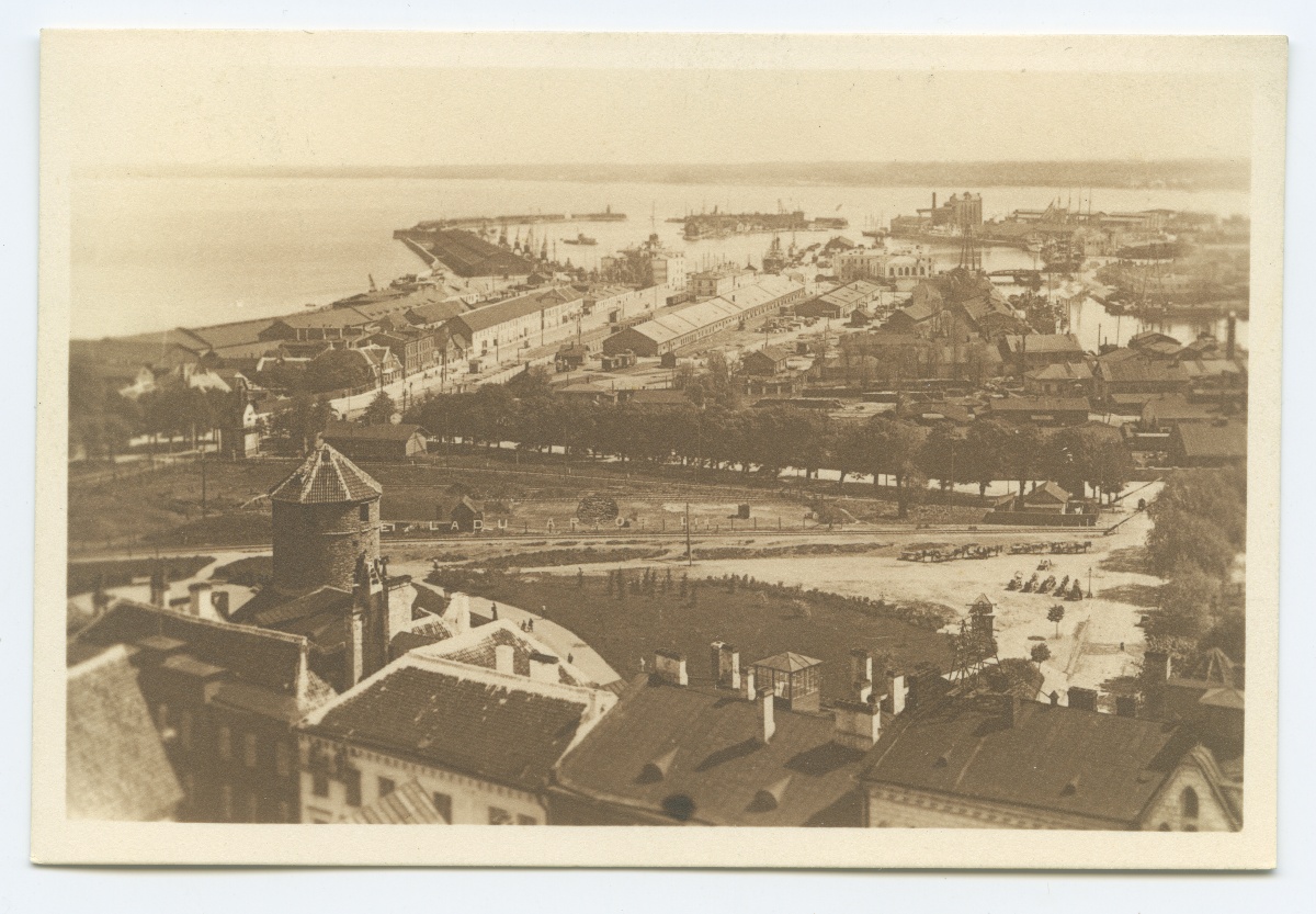 Tallinn, view of the port west, on the left of the Stalting Tower, in the middle of the Merepuiestee.