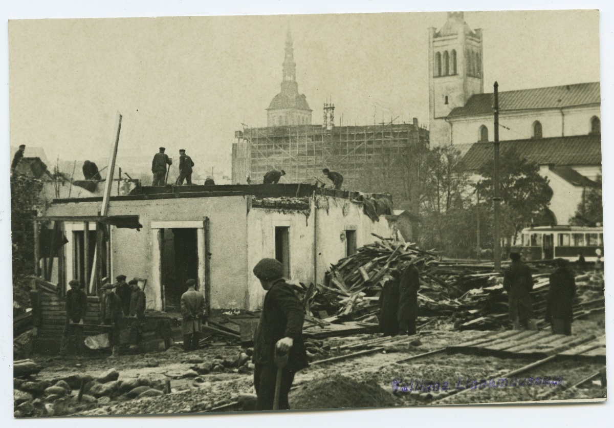 Dismantling houses at the corner of Tallinn, Small Rose and Freedom Square.