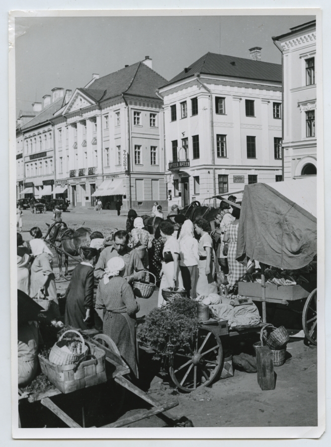 Tartu, the market at the river end of the Raekoja square.