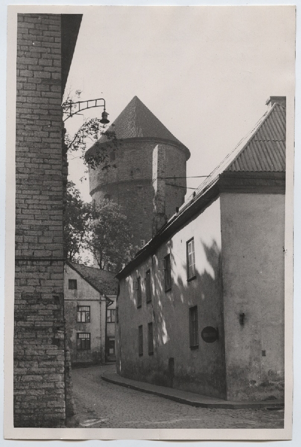Tallinn, Rataskaevu tänav, tagaplaanil Kiek-in-de-Kök'i torn.