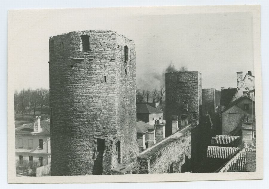 Tallinn, läänepoolne linnamüür tornidega, pildistatud edelast.