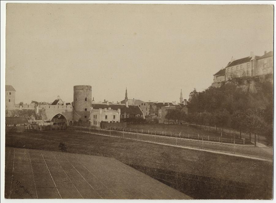 Vaade linnamüürile ja Kloostri tänavale Balti jaama poolt, paremal Toompea nõlv.