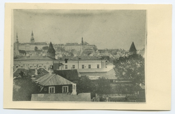 Tallinn, Vana-Viru tänav, Gahlenbecki maja, tagaplaanil Toompea.