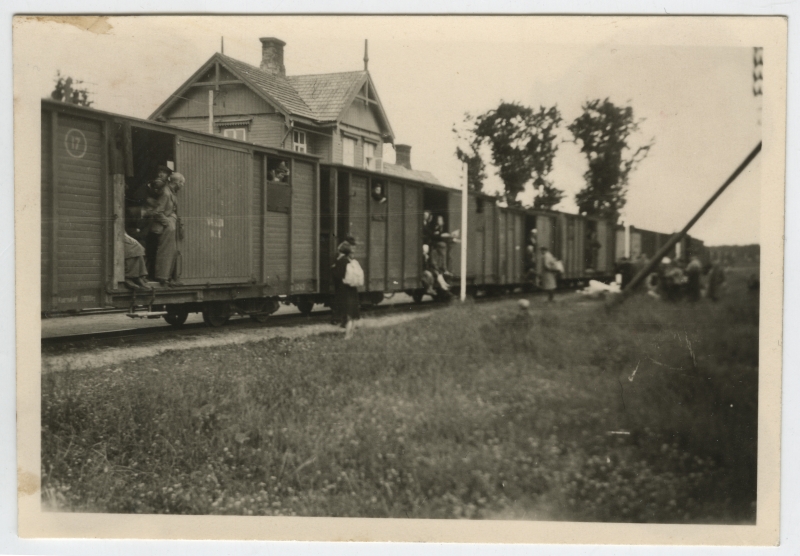 Kaubavagunitest inimeste veoks ümberehitatud rong Keila (?) jaamas II maailmasõja ajal