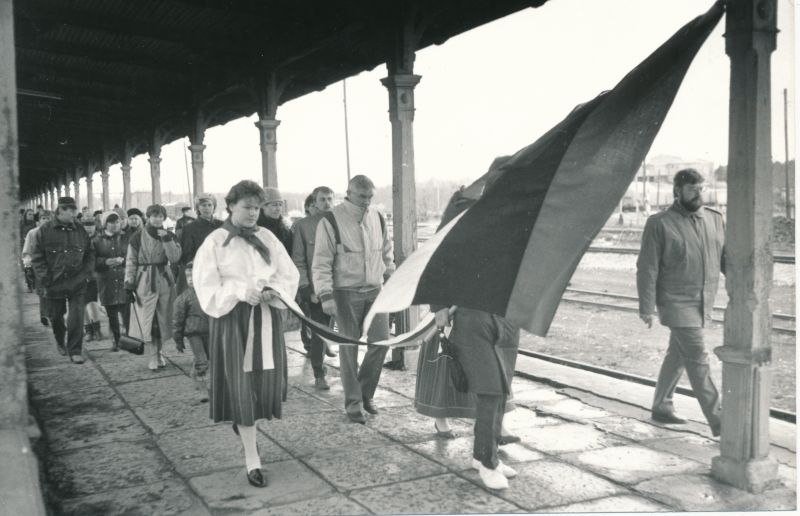 Foto. Küüditatute mälestuspäev Haapsalu raudteejaamas 25.märtsil 1989.a. Rongkäik perroonil.
Foto: Mihhail Naumov.
