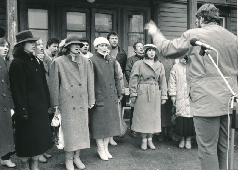 Foto. Küüditatute mälestuspäev Haapsalu raudteejaamas 25.märtsil 1989.a. Esineb segakoor "Heleri" Andres Ammase juhatusel.
Foto: Mihhail Naumov.