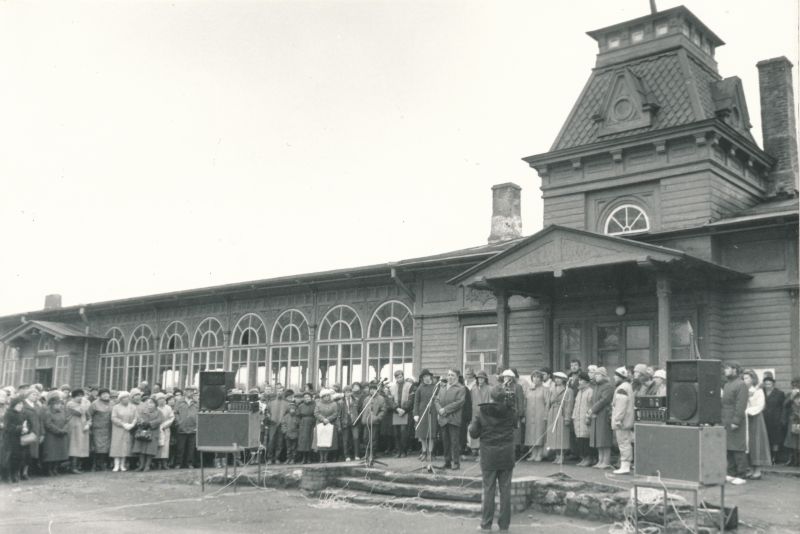 Foto. Küüditatute mälestuspäev Haapsalu raudteejaamas 25.märtsil 1989.a. Esineb Tormet.
Foto: Mihhail Naumov.