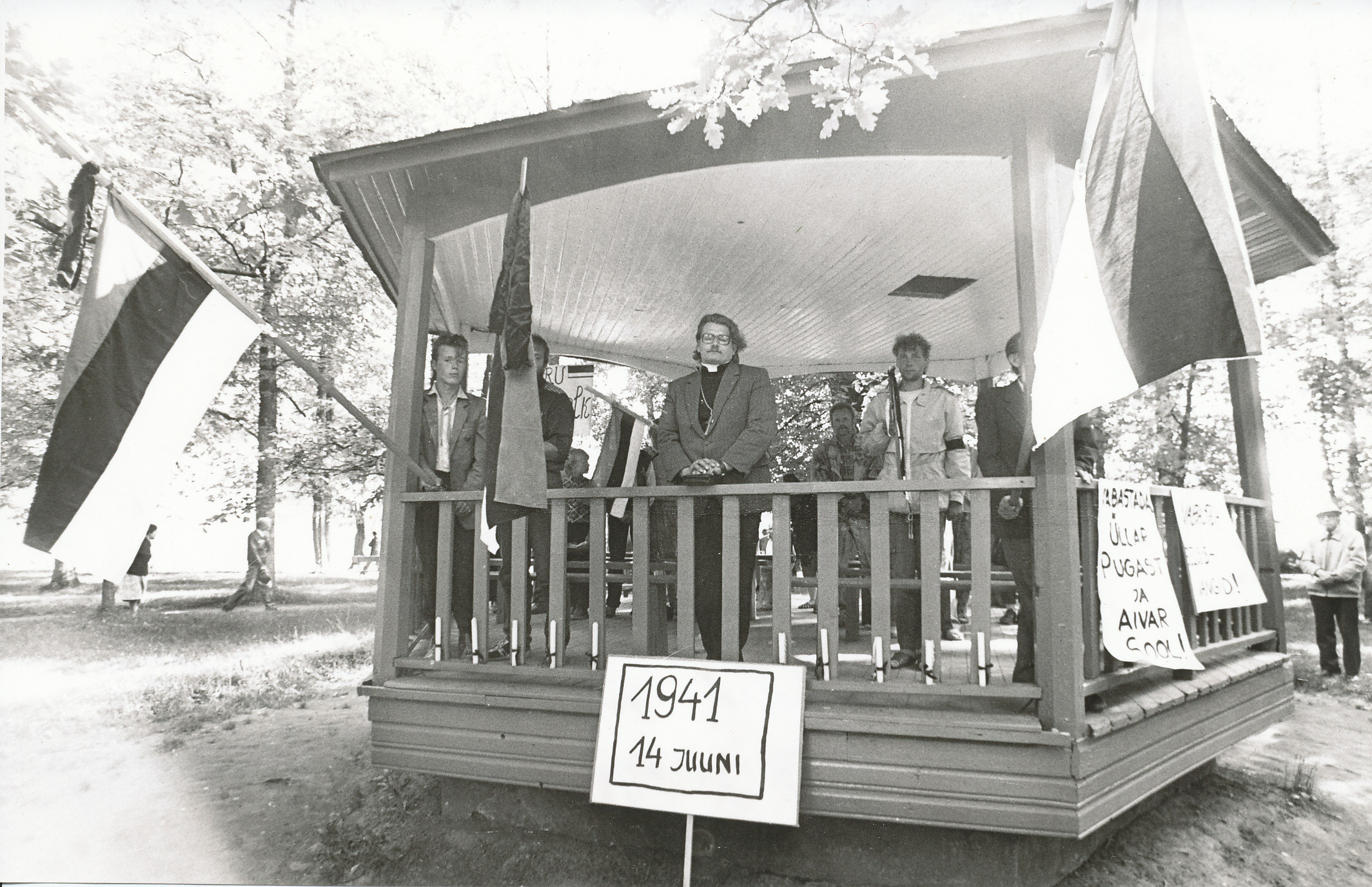 Foto. Küüditatute mälestuspäeval Võru pargis 14. juunil 1988.a.Kõneleb Urvaste koguduse kirikuõpetaja Villu Jürjo.