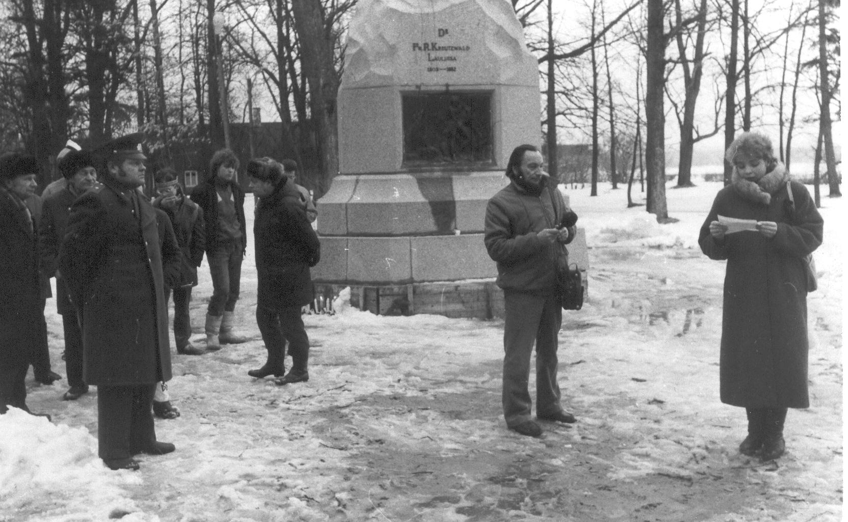 Foto. "Vaba Sõltumatu Noortekolonn nr. 1"  küüditatute mälestusmiitingul Kreutzwaldi mälestussamba juures 25. märtsill  1988.a.