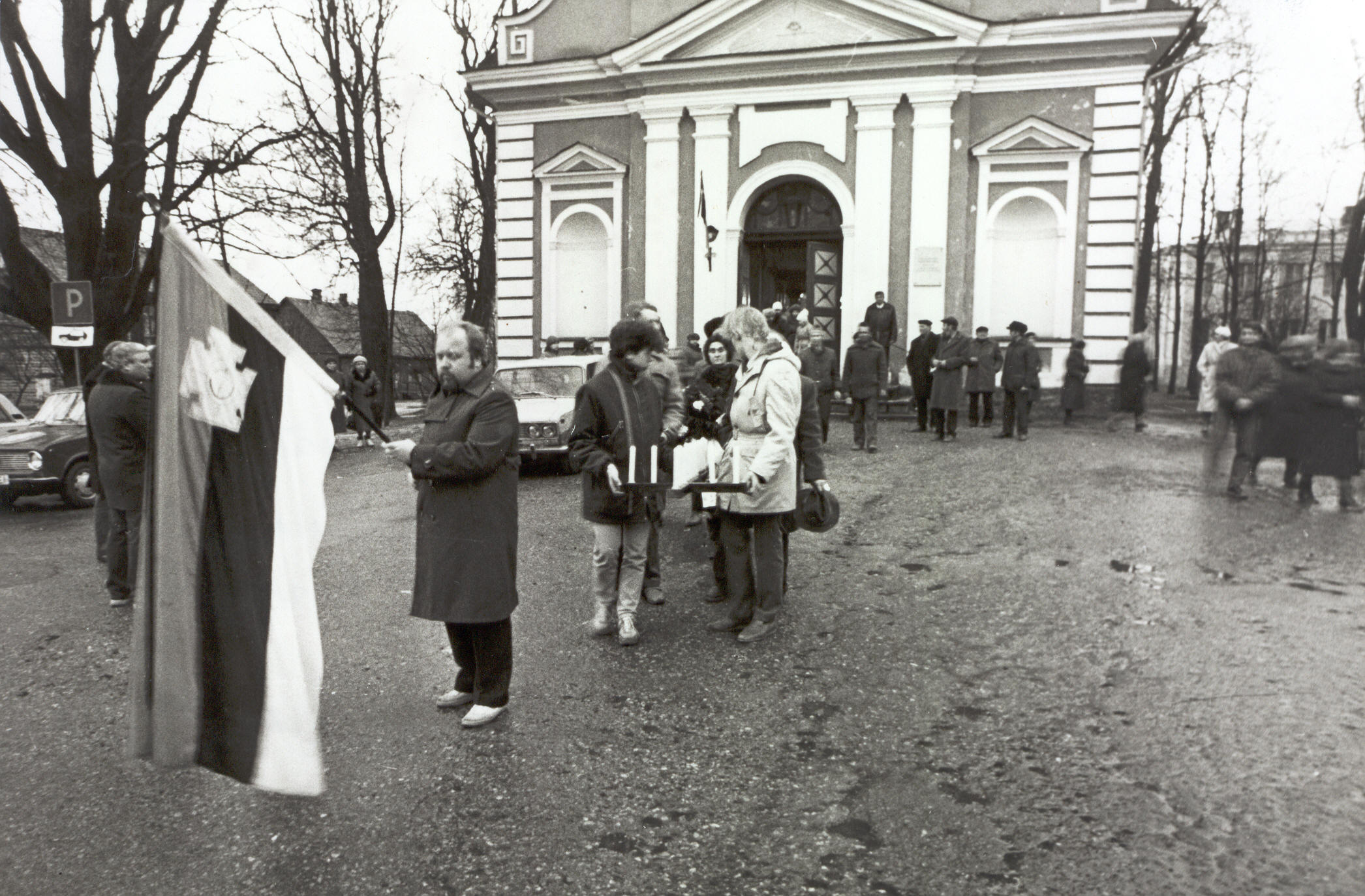 Foto. Küüditatute mälestuspäeval 25. märtsil 1989.a.  Võru Katariina kirikust teel Võru raudteejaama.