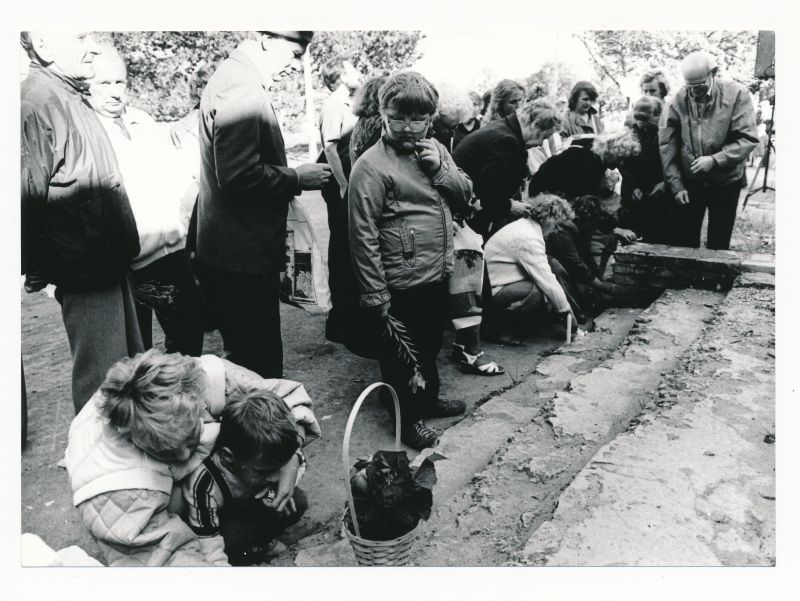 Foto. Küüditamise aastapäeva leinamiiting Haapsalus 14.06.1990.  Mustvalge.