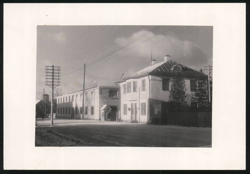 foto, Karksi khk, Karksi-Nuia, Pärnu mnt, remondi- ja tehnikajaam, administratsioonihoone, u 1970, foto K. Kerm