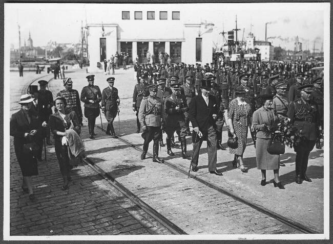 Kindral Hugo Östermani ärasaatmine Tallinna sadamas. Juuli 1938