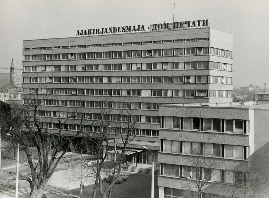 Ajakirjandusmaja Tallinnas, vaade hoonele kõrgelt vastasmajast. Arhitektid Uno Rosme, Enno Treiberg