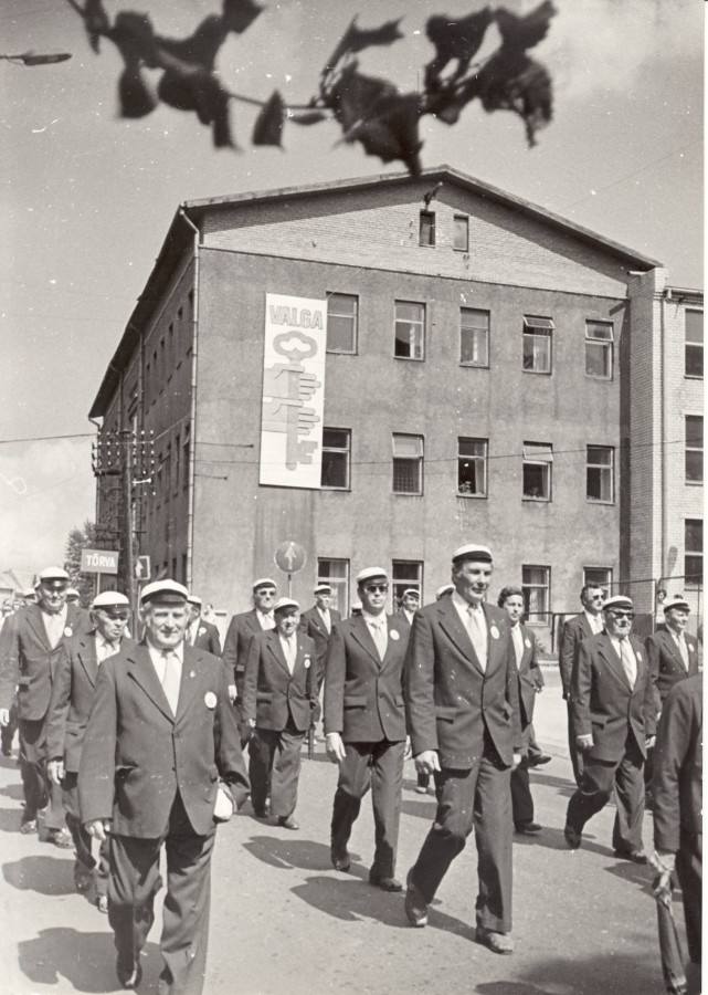 Valga kultuurimaja meeskoor teel Valka lauluväljakule