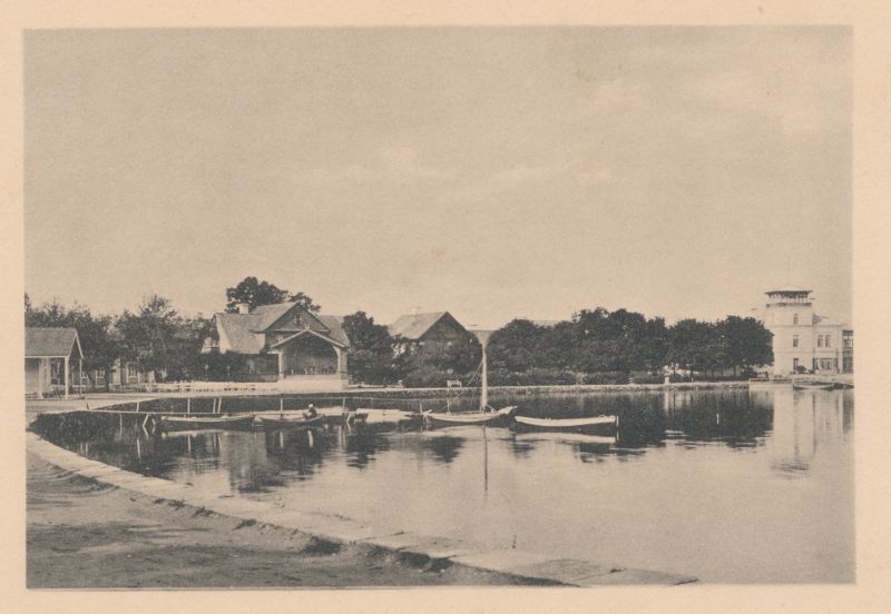 Foto. Suur Promenaad Haapsalus. Vasakul kõlakoda, paremal villa "Friedenheim".