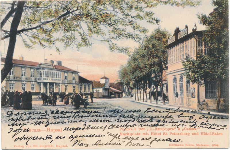 Postkaart. Vaade Haapsalu turuplatsile, hotellid Salon ja St. Peterburg. Enne 1905. Värviline.
