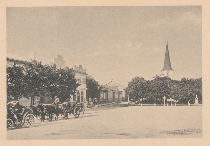 Foto. Haapsalu turuplatsi äärseid ehitisi. Vasakul hotell "Salong". Paremal raekoja esine park Jaani kiriku torniga.