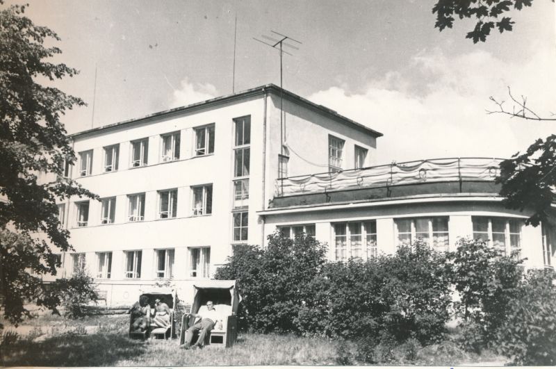 Foto. Sanatoorium *Laine* peakorpus. Vaade õuest. Foto: V. Prümmel, 1972. Mustvalge.