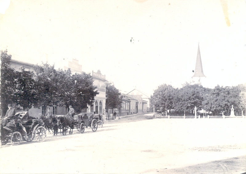 Foto. Haapsalu turuplats. Esiplaanil voorimehed hotell "Salon'i" ees, taga paremal Borki mälestussammas. U 1900.