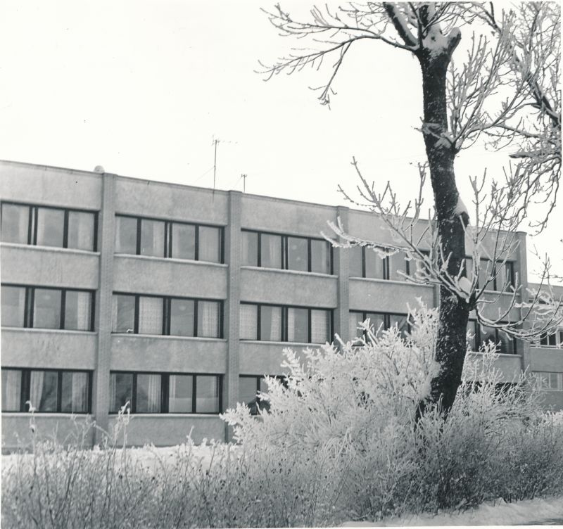 Foto. Sanatoorium "Laine" polikliinik Haapsalus Sadama tänaval (valmis 1972). November 1973.a. Foto: T.Kohv.