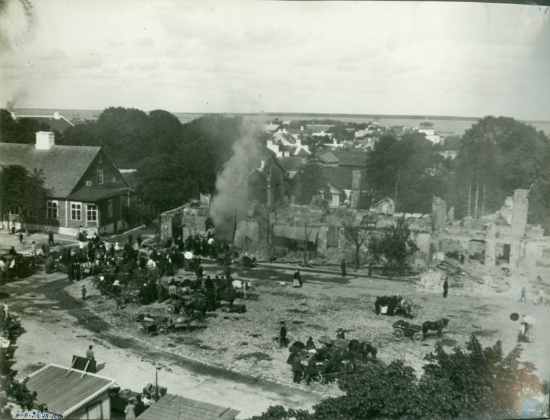 Foto. Dampfi album. Hotell "Salon" suitsevad varemed tulekahju järel 12. aug. 1906.