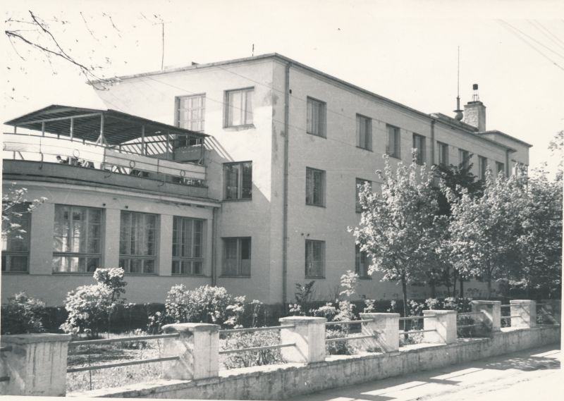 Foto. Haapsalu. Sanatoorium "Laine" I korpus. Ehitatud 1936. Reprodutseeris Hans Alver. 1968.
