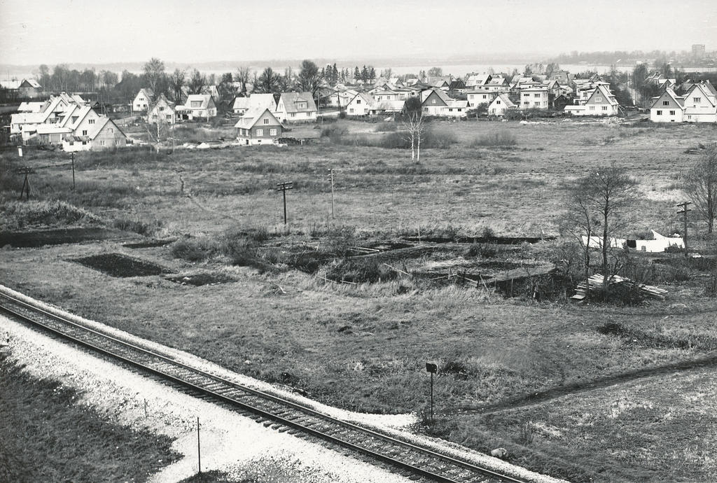 Foto. Võru vaade. Valga suunas kulgev raudteetamm,taamal Võrusoo linnaosa 1977.a.septembris.