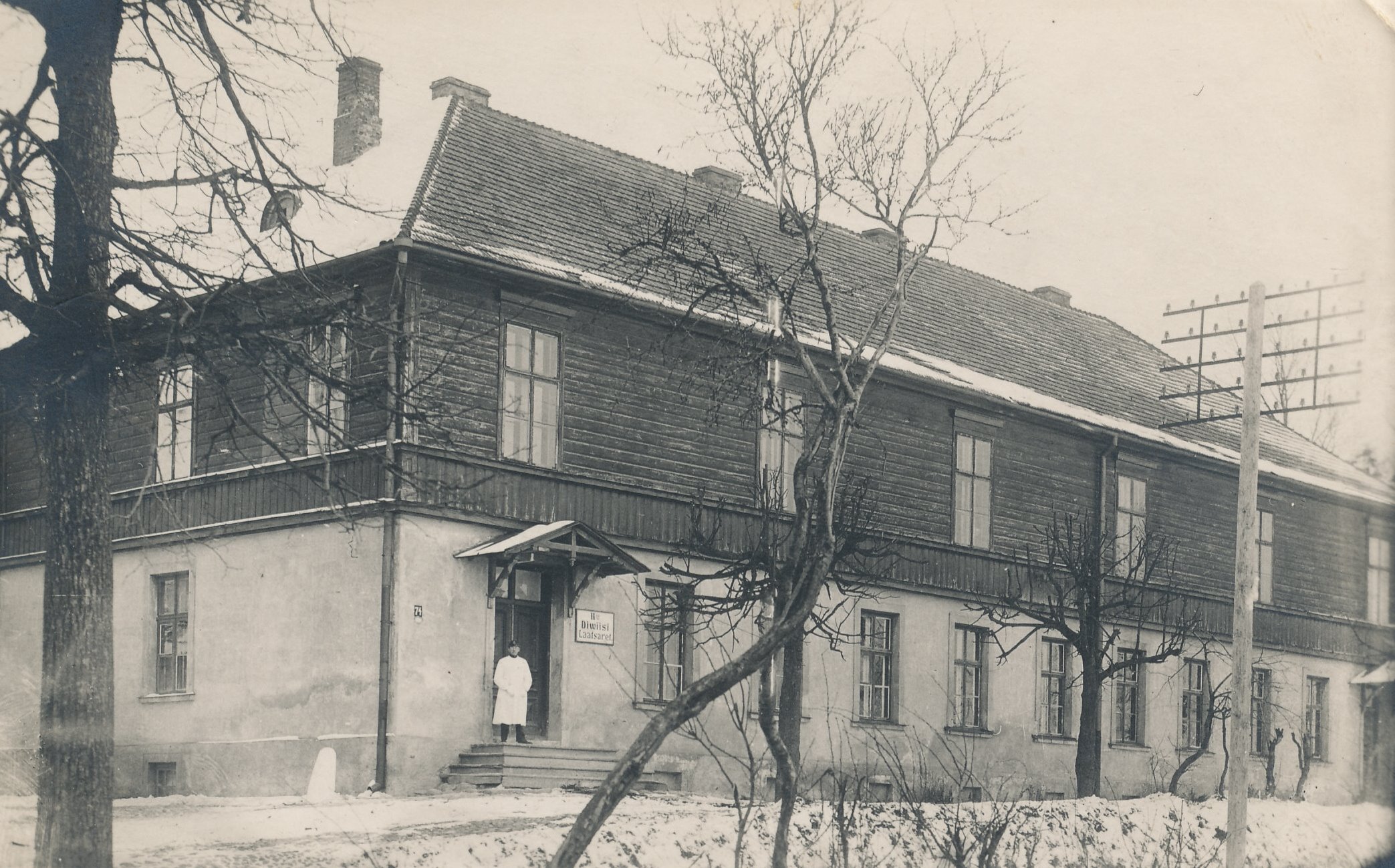 Fotopostkaart.Hoone Võrus Koidula tänaval, kus asus II diviisi laatsaret 1919.a. Ukse ees vanemarst Rudolf Piho.