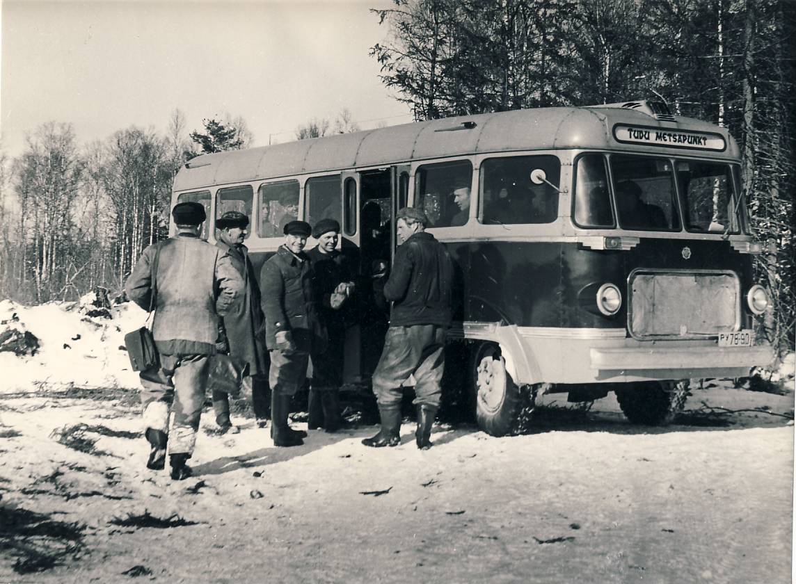 Tudu metsapunkti töölised autobussi juures