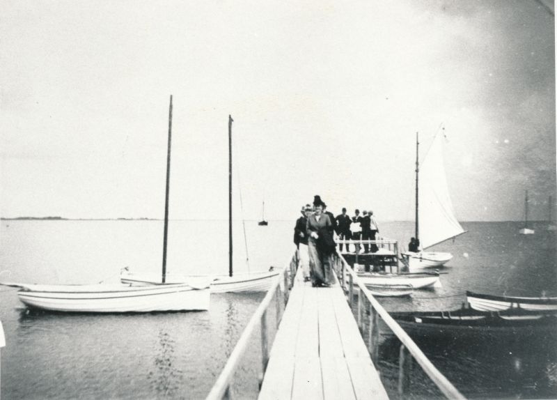 Foto. Paadisild Haapsalus villa "Friedheim" juures 20. saj algus.