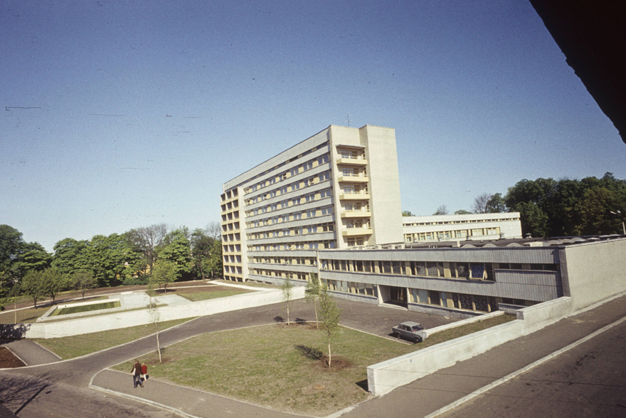 IV (Magdaleena) haigla Tallinnas. Arhitektid Kalju Luts, Hansi Aru