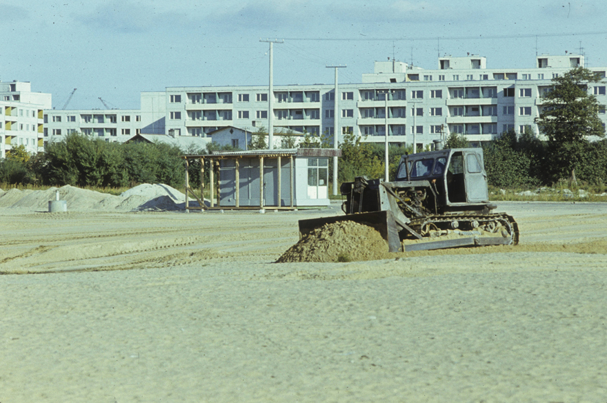 Väike-Õismäe, ranna rajamine, taamal elamud