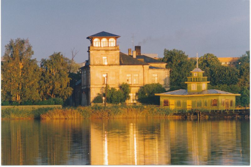 Foto. Vaade villale Friedheim ja Jahtklubile. 1996