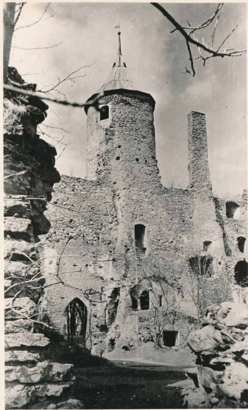 Fotopostkaart. Haapsalu piiskopilinnuse kellatorn ja korsten Fotogr. O. Tammistu