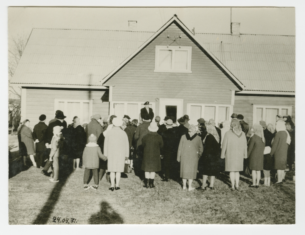 Foto. Eesti Riikliku Meremuuseumi juures tegutsenud meresõprade ringi liikmed endise Käsmu merekooli ees.
24. aprill 1971