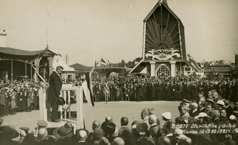 Päevalehe paviljon 10.-19.09. 1921 toimunud Eesti üeriigilisel põllutöö- ja tööstusnäitusel, hoone vaade näituse avamiselt. Arhitekt Karl Burman