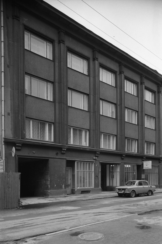 Kauplustega korterelamu Tallinnas Roosikrantsi 19, fassaadivaated. Arhitekt Eugen Sacharias